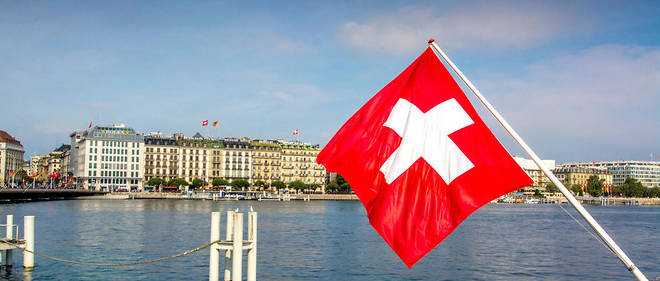 Le drapeau suisse au-dessus du lac Leman.