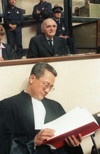Klaus Barbie, , le "boucher de Lyon", ex-chef local de la Gestapo, le premier jour de son procès avec son avocat, Jacques Vergès, le 11 mai 1987 à Lyon © - AFP