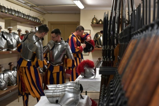 Les gardes suisses, stoïques soldats du pape, prêtent serment