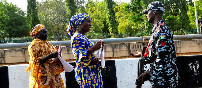 14 avril 2017 : un policier nigerian bloque deux mamans de filles enlevees a Chobok. Elles manifestaient en direction du palais presidentiel a Abuja.