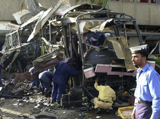Le 8 mai 2002, photo de l'épave du bus visé par l'attentat, à Karachi © AAMIR QURESHI AFP