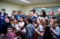 Emmanuel Macron en visite à l'école primaire d'Avallon le 23 mars. Le reproche qui lui est souvent fait de rechercher la synthèse est une qualité fondamentale quand on considère l'éducation, selon Jean-Michel Blanquer.