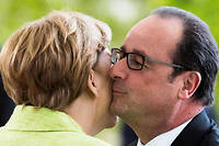 Hollande et Merkel&nbsp;: un d&icirc;ner d'adieu &quot;amical&quot; &agrave; Berlin
