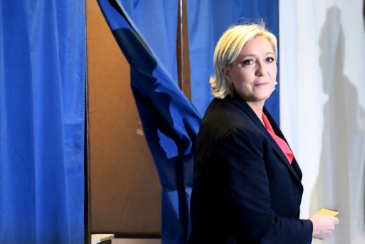 Marine Le Pen, sortant de l'isoloir après avoir voté au deuxième tour de l'élection présidentielle à Hénin-Beaumont dans le Pas-de-Calais, le 7 mai 2017  © ALAIN JOCARD AFP/Archives