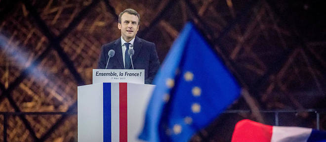 Le nouveau president Emmanuel Macron le soir de son election devant la pyramide du Louvre, a Paris.