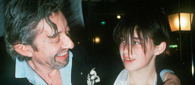 En fevrier 1988, Serge Gainsbourg pose avec sa fille Charlotte, qui vient de recevoir le cesar du meilleur jeune espoir feminin pour son role dans le film de Claude Miller "L'Effrontee".  