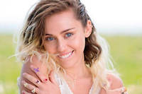 Arr&ecirc;tez tout, Miley Cyrus est heureuse (et &ccedil;a fait mal aux yeux)