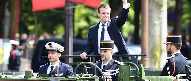 Le nouveau president de la Republique Emmauel Macron a parade sur les Champs-Elysees a bord d'une command car de l'armee, dimanche.
