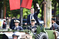 Le nouveau président de la République Emmauel Macron a paradé sur les Champs-Élysées à bord d'une command car de l'armée, dimanche.