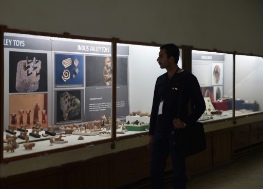 Un visiteur regarde les objets présentés dans le musée de Mohenjo Daro, le 9 février 2017 au Pakistan © ASIF HASSAN AFP