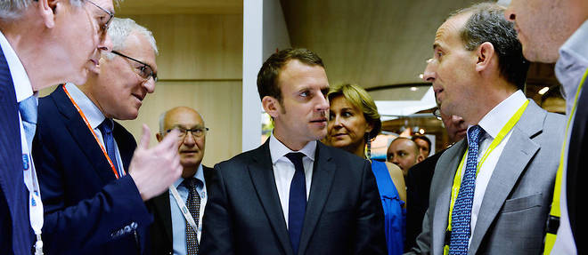 Emmanuel Macron entoure de Philippe Knoche (Areva), Philippe Varin, Jean-Bernard Levy au Salon du Bourget, le 28 septembre 2016.