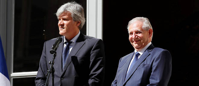 Stephane Le Foll et Jacques Mezard lors de la passation de pouvoir mercredi au ministere de l'Agriculture.