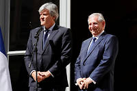 Stéphane Le Foll et Jacques Mézard lors de la passation de pouvoir mercredi au ministère de l'Agriculture.
