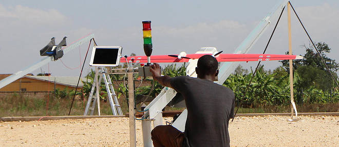 En matiere de drone, le Rwanda est veritablement a la pointe. Ici, un technicien lance un drone sur la base de Muhanga, a 50 km a l'est de Kigali, le 12 octobre 2016.