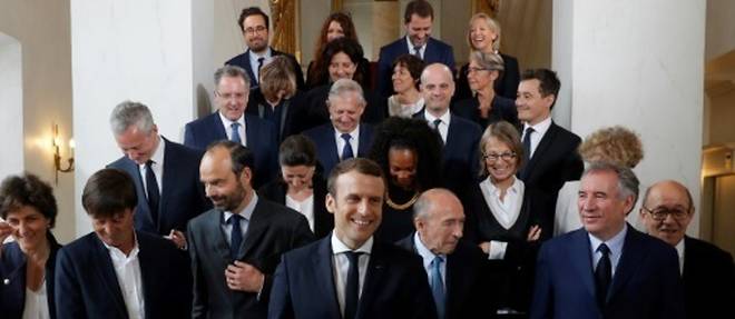 Apres un Hollande trop bavard, un Macron mutique inquiete les medias