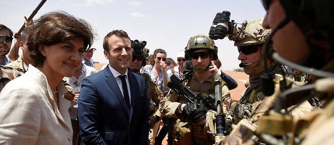 Emmanuel Macron et la ministre des Armees Sylvie Goulard aupres des troupes francaises a Gao, dans le nord du Mali.  