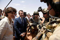 Emmanuel Macron et la ministre des Armées Sylvie Goulard auprès des troupes françaises à Gao, dans le nord du Mali.   ©CHRISTOPHE PETIT TESSON