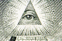 Détail d'un billet de un dollar. Plusieurs théories du complot affirment que la présence, sur les motifs qui l'ornent, d'un oeil à l'intérieur d'une pyramide témoigne de l'emprise des illuminati sur le gouvernement américain.