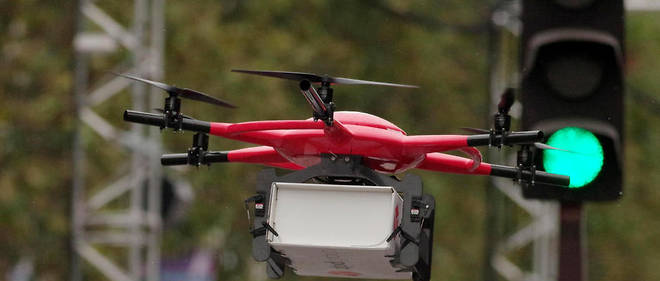 Sur les Champs-Elysees, premiere competition en France de drones avec la presence des meilleurs pilotes mondiaux. La Poste a fait voler son DPDgroup drone, un drone de 3,7 kg a six rotors, capable de transporter trois kilos sur vingt kilometres. .//MASTAR_MASTAR1846004/Credit:M.ASTAR/SIPA/1609051853