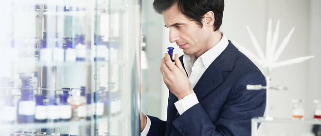 Nez. Olivier Polge, le createur-parfumeur Chanel, dans son laboratoire aux multiples flacons remplis de matieres premieres d'exception.
 