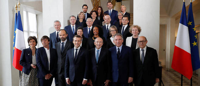 La photo officielle du president de la Republique et des ministres.