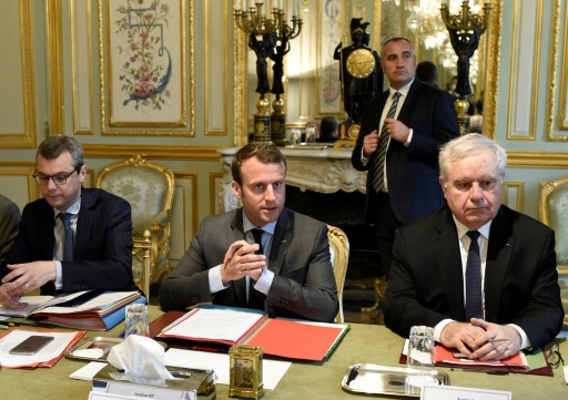 Le président Emmanuel Macron (c), le secrétaire général de l'Elysée Alexis Kohler (g) et l'amiral Bernard Rogel lors d'un Conseil de Défense, le 24 mai 2017 à l'Elysée, à Paris © STEPHANE DE SAKUTIN POOL/AFP