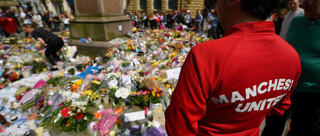 Hommage aux victimes de l'attentat, place Sainte-Anne a Manchester.  
