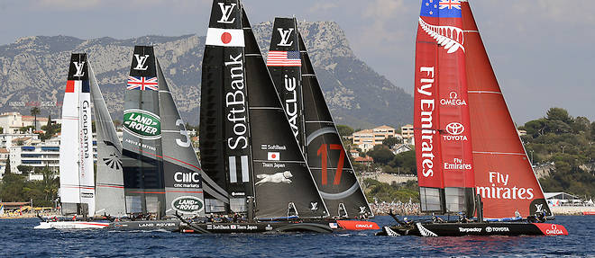 Pour cette 35e edition, cinq equipages, dont le bateau francais Groupama Team France, tenteront de battre le tenant du titre, l'Americain Oracle.