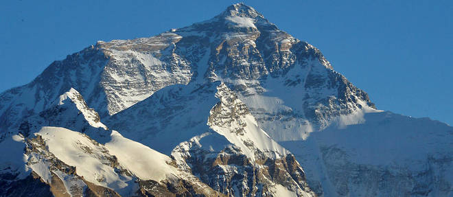 Le mont Everest, dont le sommet culmine a 8 844 metres.