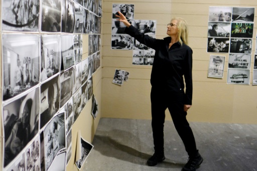La photographe américaine Annie Leibovitz, entourée de photos de son exposition à Arles, dans les Bouches-du-Rhône, le 24 mai 2017 © BORIS HORVAT AFP