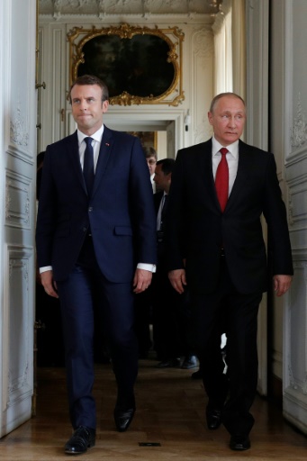 Le président français Emmanuel Macron (g) reçoit son homologue russe Vladimir Poutine (d), le 29 mai 2017 à Versailles en région parisienne © PHILIPPE WOJAZER POOL/AFP