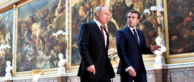 Vladimir Poutine et Emmanuel Macron traversent la galerie des Batailles, avant leur conference de presse commune.