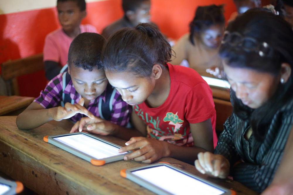 En Afrique, les technologies de communication ont été utilisées comme vecteur éducatif dès la fin des années 1960.  ©  Ymagoo/Fondation Orange