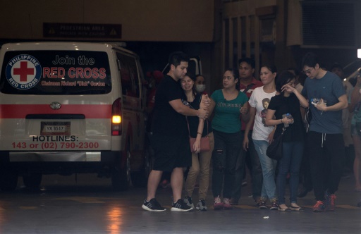 Des proches des victimes de l'attaque d'un casino, le 2 juin 2017 à Manille © NOEL CELIS AFP