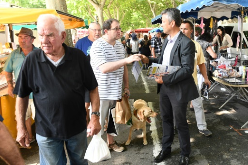Hervé de Lepinau, candidat dans le Vaucluse, sur le marché de Carpentras le 2 juin 2017 © BORIS HORVAT AFP