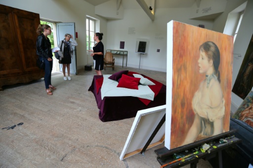 Une reproduction de l'oeuvre de Renoir "Jeune fille au ruban bleu", le 1er août 2017 à Essoyes dans l'Aube © FRANCOIS NASCIMBENI AFP