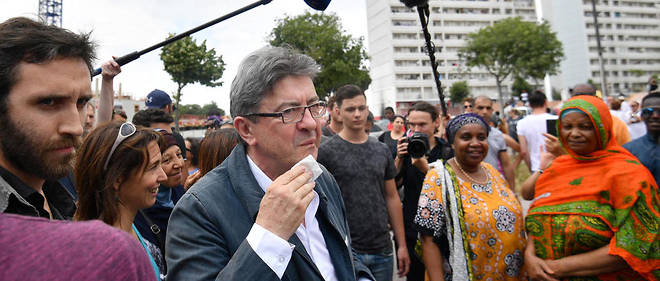 Candidat dans la 4e circonscription des Bouches-du-Rhone, le leader de La France insoumise a recu des oeufs lors de son passage dans une cite populaire