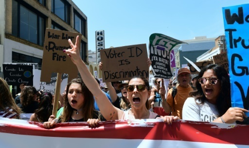 Des milliers d'Americains marchent pour exiger la "verite" sur la Russie