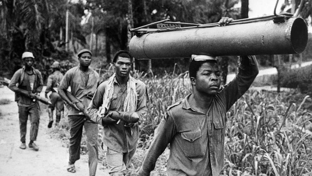Le bazooka sur la tête, un rebelle biafrais marche à travers la brousse. Photo prise le 31 juillet 1968. ©  AFP 