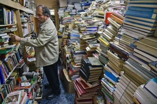 José Alberto Gutierrez au milieu des livres entassés dans sa bibliothèque à son domicile de Bogota le 18 mai 2017 © GUILLERMO LEGARIA AFP