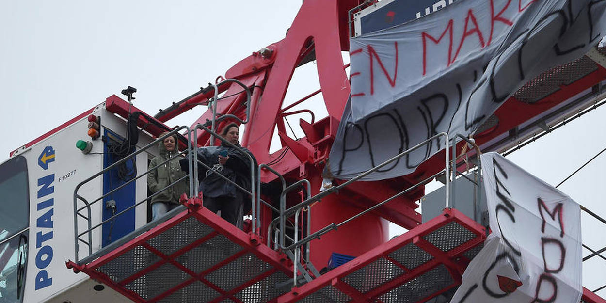 Strasbourg: les parents d'enfants autistes montés sur une grue