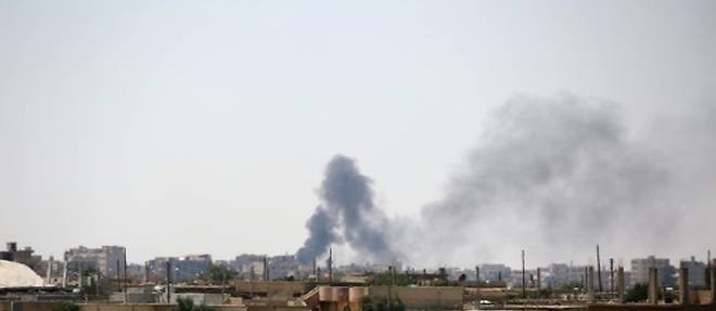Les forces anti-EI progressent a l'ouest de Raqa, abondamment bombardee