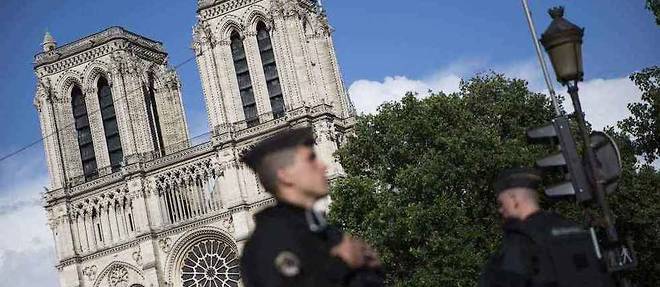 L'enquete sur l'attaque au marteau d'un policier devant Notre-Dame de Paris le 6 juin 2017 se concentre sur le profil de l'assaillant. 