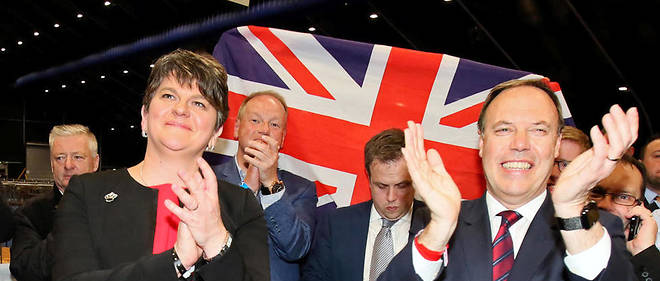 La chef de file du Parti unioniste democrate nord-irlandais (DUP) Arlene Foster lors de la victoire d'un membre de son parti aux legislatives dans la circonscription de Belfast Nord. 