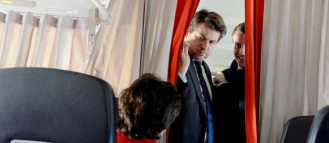 Equipage. Emmanuel Macron, Sylvain Fort et Sylvie Goulard (de dos) dans l'avion qui les ramene de Berlin, mi-janvier.