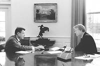 Dans le bureau ovale de la Maison-Blanche, le président Jimmy Carter (à droite) et son conseiller Zbignew Brzezinski, le 21 janvier 1977. ©WHITE HOUSE