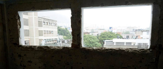 Au 3e etage de l'hopital pour enfants J. M. de los Rios, des murs en beton nu sont perces de fenetres sans vitre. 