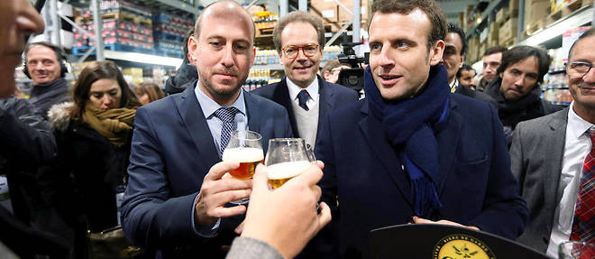 Nicolas Bays et Emmanuel Macron a Henin-Beaumont, le 13 janvier.
