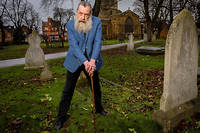 Alan Moore, 63 ans, pose pour nous dans le cimetière de St Giles Church, à Northampton. ©Eric TSCHAEN/REA