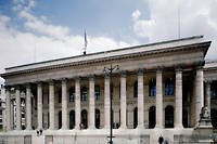 Vue de la facade de la Bourse réalisée par l'architecte Alexandre Théodore Brongniart à Paris. 